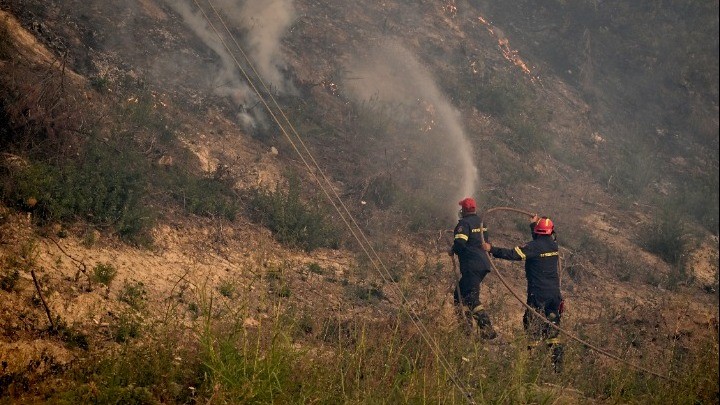 Σε πλήρη εξέλιξη η διά θαλάσσης απομάκρυνση των κατοίκων 